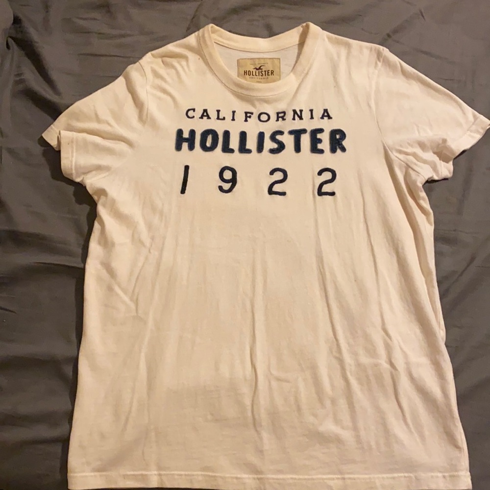 Cream Hollister short sleeved t-shirt